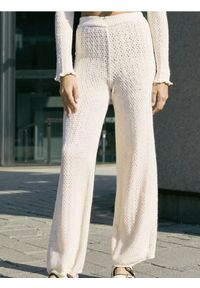 Sinsay - Dzianinowe bawełniane spodnie - kremowy. Kolor: kremowy. Materiał: bawełna, dzianina #1