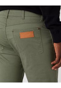 Wrangler - WRANGLER LARSTON MĘSKIE SPODNIE MATERIAŁOWE DUSTY OLIVE W18SEAX45 112330756. Materiał: materiał #2