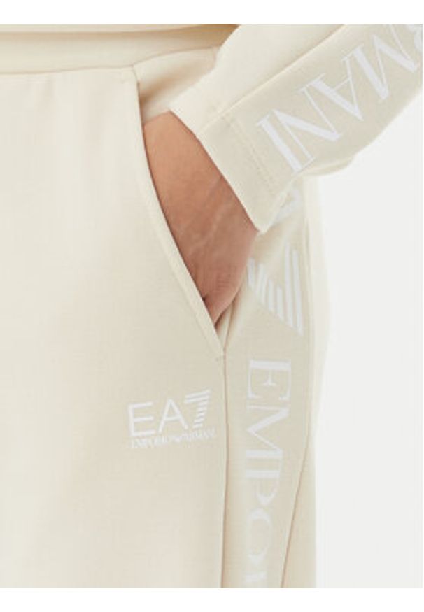 EA7 Emporio Armani Dres 7W000116 AF10443 U1079 Beżowy Regular Fit. Kolor: beżowy. Materiał: syntetyk