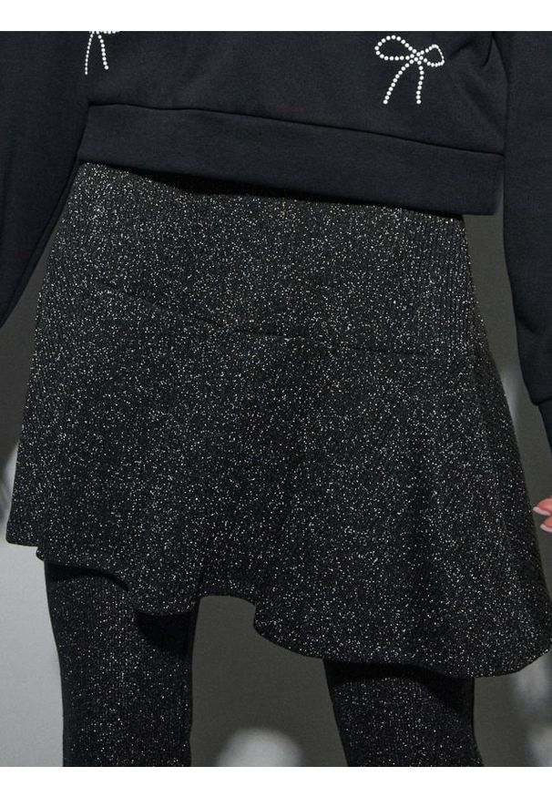 Sinsay - Prążkowana spódnica mini - czarny. Kolor: czarny. Materiał: prążkowany