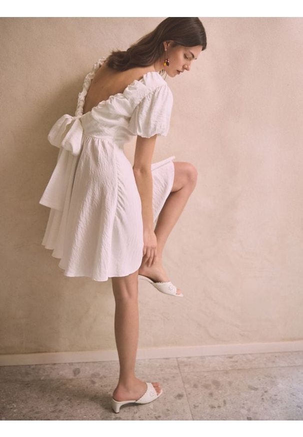 Reserved - Sukienka mini z ozdobną kokardą - biały. Typ kołnierza: kokarda. Kolor: biały. Materiał: tkanina, wiskoza. Długość: mini