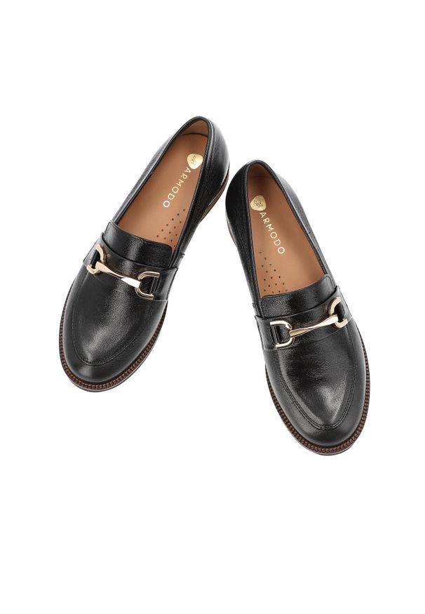 Czarne Półbuty Armodo Modne Mokasyny Damskie. Okazja: do pracy, na co dzień. Kolor: czarny. Materiał: skóra. Wzór: aplikacja. Obcas: na obcasie. Styl: klasyczny, casual, elegancki. Wysokość obcasa: niski