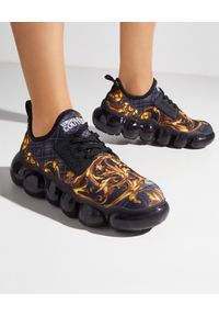 Versace Jeans Couture - VERSACE JEANS COUTURE - Czarne sneakersy z barokowym nadrukiem. Nosek buta: okrągły. Kolor: czarny. Materiał: guma, materiał. Szerokość cholewki: normalna. Wzór: nadruk
