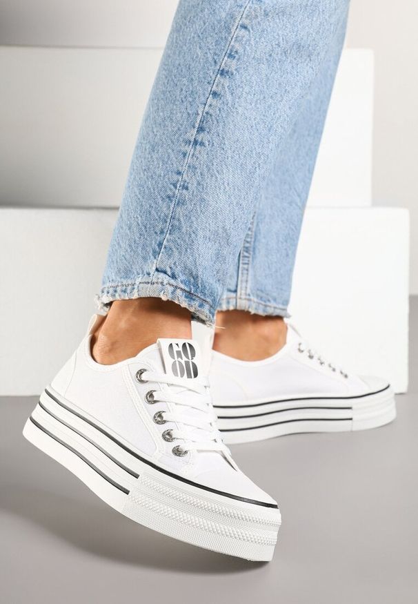 Renee - Białe Trampki na Platformie Ozdobione Cyrkoniami Arenoria. Okazja: na co dzień. Kolor: biały. Materiał: jeans. Wzór: aplikacja. Obcas: na platformie. Styl: sportowy, elegancki, casual