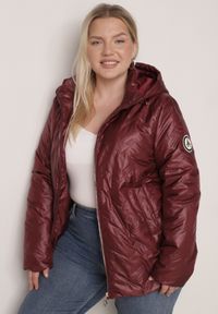 Born2be - Bordowa Pikowana Kurtka Przejściowa o Prostym Kroju z Kapturem Vimoris. Okazja: na spacer, na co dzień. Typ kołnierza: kaptur. Kolekcja: plus size. Kolor: czerwony. Materiał: poliester, jeans. Styl: casual, elegancki #3