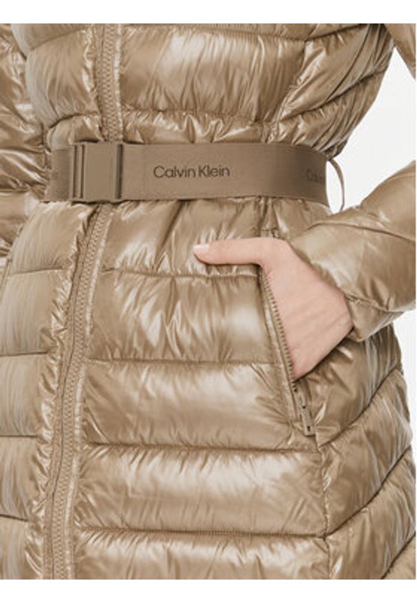 Calvin Klein Kurtka zimowa Ess K20K206091 Brązowy Slim Fit. Kolor: brązowy. Materiał: syntetyk. Sezon: zima