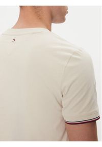 TOMMY HILFIGER - Tommy Hilfiger T-Shirt Logo MW0MW32584 Beżowy Regular Fit. Kolor: beżowy. Materiał: bawełna #5