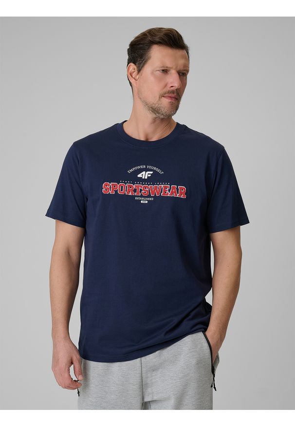 4f - 4F T-shirt regular z nadrukiem męski - granatowy M. Okazja: na co dzień. Kolor: niebieski. Materiał: dzianina, bawełna, materiał. Wzór: nadruk. Styl: casual