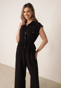 Born2be - Czarny Letni Kombinezon Casual z Bawełny i Wiskozy z Falbanką Typu Baskinka Chlorase. Okazja: na co dzień. Kolor: czarny. Materiał: bawełna, wiskoza. Sezon: lato. Styl: casual #3