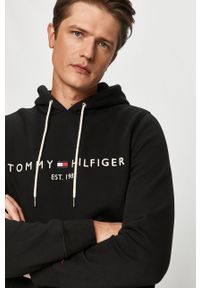 TOMMY HILFIGER - Tommy Hilfiger - Bluza. Okazja: na co dzień. Typ kołnierza: kaptur. Kolor: czarny. Materiał: bawełna, poliester, dzianina. Wzór: aplikacja. Styl: casual #5