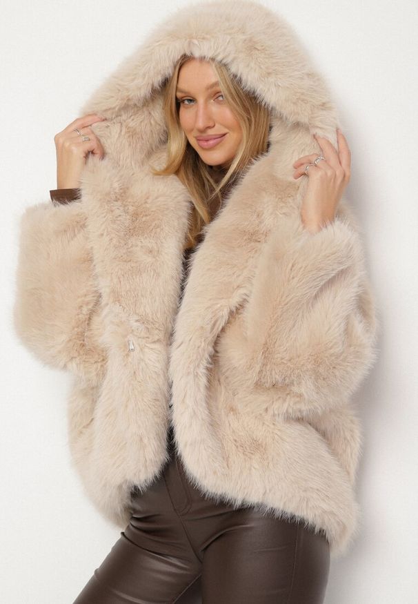 Born2be - Beżowa Kurtka Futerko Oversize z Kapturem Unillea. Okazja: na co dzień. Typ kołnierza: kaptur. Kolor: beżowy. Materiał: futro. Styl: casual, elegancki