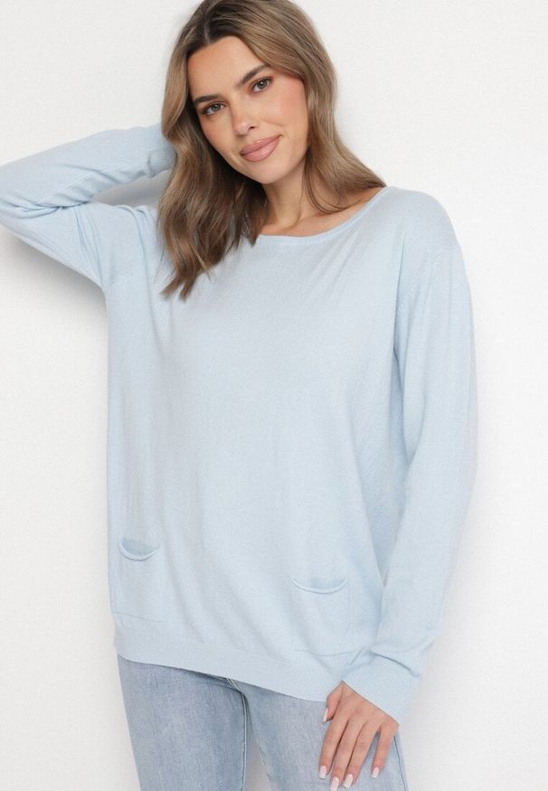 Born2be - Jasnoniebieski Sweter z Kaszmirem i Ozdobnymi Kieszeniami Sanarea. Okazja: na spacer, na co dzień. Kolor: niebieski. Materiał: kaszmir. Długość rękawa: długi rękaw. Długość: długie. Styl: casual, elegancki, klasyczny