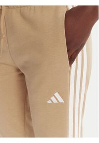 Adidas - adidas Spodnie dresowe Essentials 3-Stripes JX7661 Beżowy Regular Fit. Kolor: beżowy. Materiał: bawełna #5