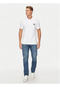 Calvin Klein Jeans Polo Monologo J30J325664 Biały Regular Fit. Typ kołnierza: polo. Kolor: biały. Materiał: bawełna #4