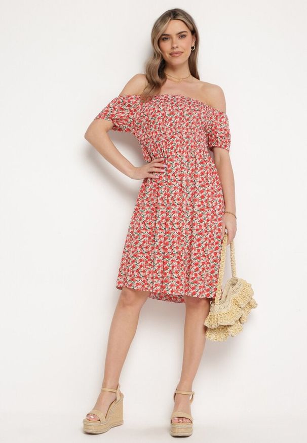 Born2be - Czerwona Wiskozowa Sukienka Hiszpanka z Gumkami w Pasie Valdina. Okazja: na co dzień. Typ kołnierza: dekolt hiszpanka. Kolor: czerwony. Materiał: wiskoza. Długość rękawa: krótki rękaw. Sezon: lato. Styl: wakacyjny, casual