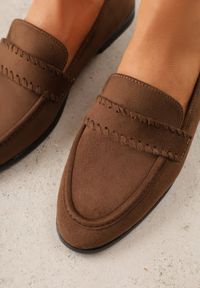 Renee - Jasnobrązowe Mokasyny Vices z Wkładką ze Skóry Naturalnej i Paskiem z Przeszyciami Fonarrie. Okazja: na co dzień, na spotkanie biznesowe. Zapięcie: pasek. Kolor: brązowy. Materiał: skóra. Styl: casual, biznesowy, elegancki #4