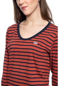 Lee - DAMSKA KOSZULKA Z DŁUGIM RĘKAWEM LEE LS SCOOP NECK TEE REGULAR FIT RED OCHRE L44DYKOE. Długość rękawa: długi rękaw. Długość: długie #5