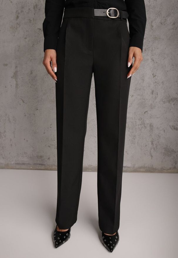 Renee - Czarne Spodnie Garniturowe na Kant VICES Zdobione Zapięciem z Klamrą Azisore. Okazja: na imprezę. Kolor: czarny. Materiał: jedwab, skóra. Wzór: aplikacja