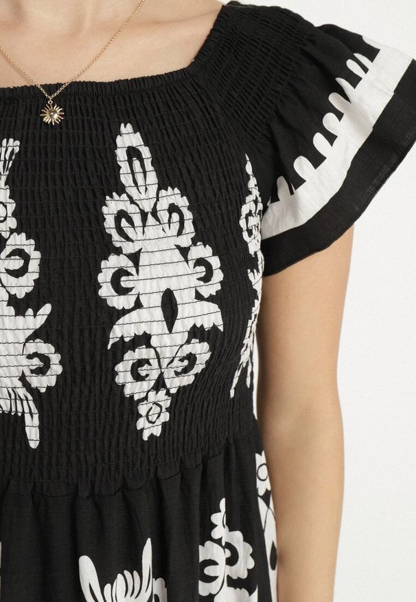 Born2be - Czarna Wiskozowa Sukienka w Ornamentalne Wzory o Rozkloszowanym Kroju Divessa. Kolor: czarny. Materiał: wiskoza. Długość rękawa: krótki rękaw. Typ sukienki: proste