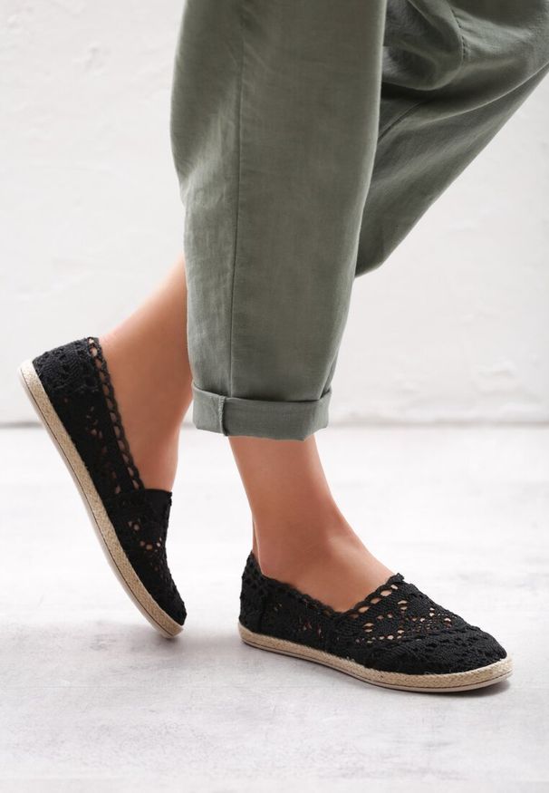 Born2be - Czarne Ażurowe Espadryle na Podeszwie z Plecionki Satisfyingly. Nosek buta: okrągły. Zapięcie: bez zapięcia. Kolor: czarny. Szerokość cholewki: normalna. Wzór: ażurowy. Wysokość cholewki: przed kostkę. Materiał: koronka, jeans, materiał. Obcas: na płaskiej podeszwie. Styl: boho