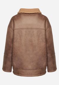 Born2be - Brązowa Kurtka Biker Oversize Zapinana na Guziki Ocieplana Futerkiem Nikiena. Kolor: brązowy. Materiał: futro. Długość rękawa: długi rękaw. Długość: długie. Styl: elegancki #6