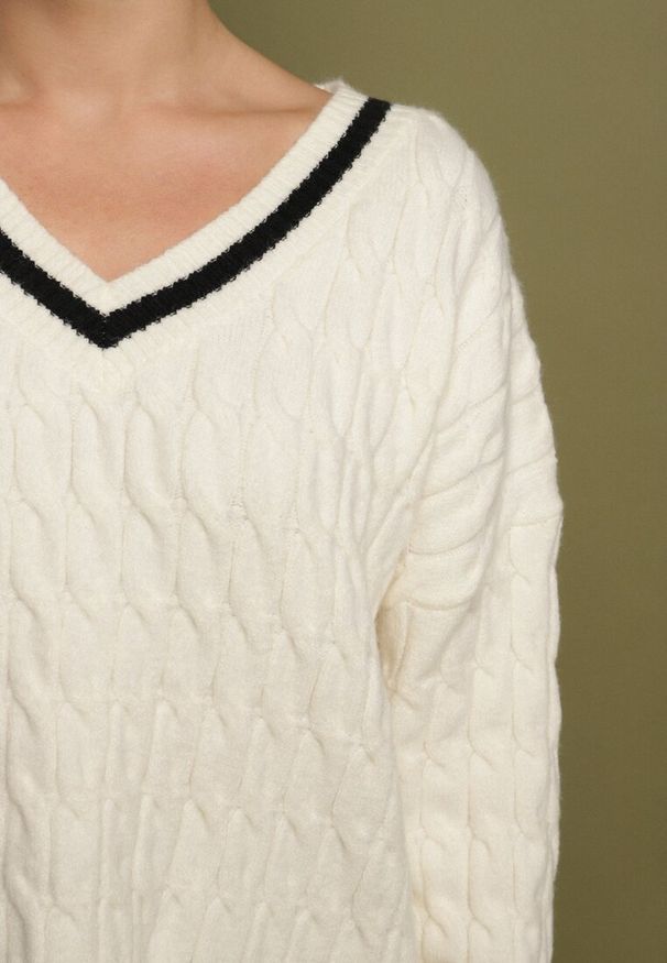 Born2be - Jasnobeżowy Sweter Preppy z Domieszką Kaszmiru Zdobiony Strukturalnym Splotem Lorentie. Okazja: na spotkanie biznesowe, do pracy, na co dzień. Typ kołnierza: dekolt w serek. Kolor: beżowy. Materiał: kaszmir. Wzór: aplikacja, ze splotem. Styl: elegancki, biznesowy, klasyczny, casual