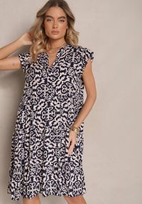 Renee - Granatowa Rozkloszowana Sukienka z Bawełny w Ornamentalny Print Zalirita. Okazja: na co dzień. Typ kołnierza: dekolt w serek. Kolor: niebieski. Materiał: bawełna. Długość rękawa: krótki rękaw. Wzór: nadruk. Typ sukienki: rozkloszowane. Styl: klasyczny, casual