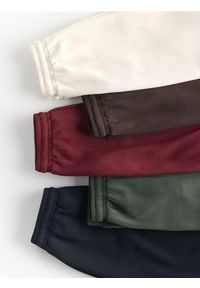 Reserved - Joggery z modalem - beżowy. Kolor: beżowy. Materiał: dzianina