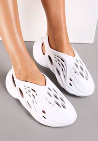 Renee - Białe Wsuwane Sneakersy z Lekkiej Pianki z Wycięciami Bonasna. Zapięcie: bez zapięcia. Kolor: biały #3