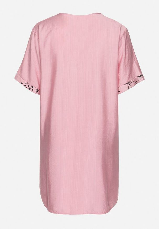 Born2be - Różowa Bawełniana Sukienka o Pudełkowym Kroju z Wsuwanymi Kieszeniami Ozdobiona Guzikami Walliana. Okazja: na co dzień. Kolekcja: plus size. Kolor: różowy. Wzór: aplikacja. Typ sukienki: dla puszystych. Materiał: bawełna. Długość rękawa: krótki rękaw. Sezon: lato. Styl: casual, elegancki