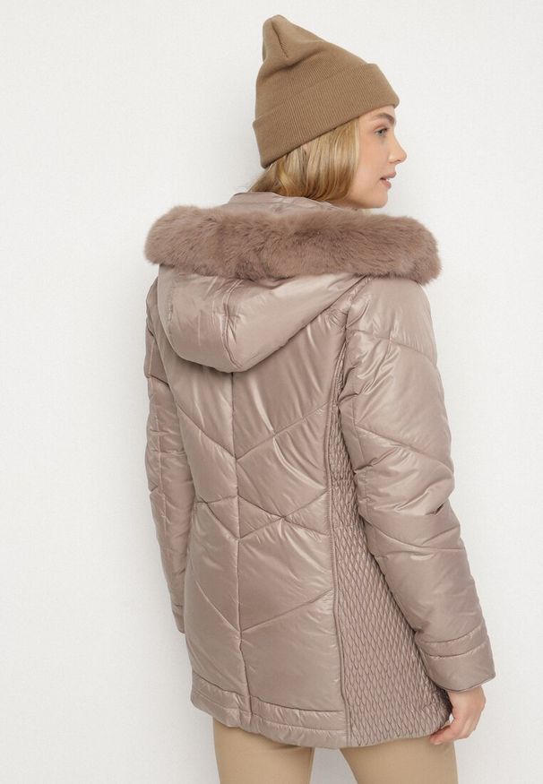 Born2be - Ciemnobeżowa Kurtka z Pikowanymi Przeszyciami i Kapturem z Futerkiem Vevea. Okazja: na spacer, do pracy, na co dzień, na spotkanie biznesowe. Kolekcja: plus size. Kolor: beżowy. Materiał: futro. Styl: elegancki, casual, biznesowy