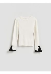 Reserved - Sweter z dekoracyjnymi kokardami - złamana biel. Typ kołnierza: kokarda. Materiał: wiskoza, dzianina