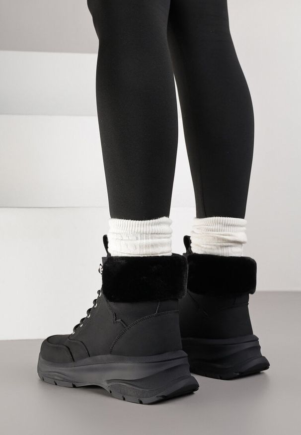 Born2be - Czarne Trapery na Grubej Podeszwie Ozdobione Futerkiem Furitte. Okazja: na co dzień. Kolor: czarny. Materiał: futro. Wzór: aplikacja. Styl: casual, klasyczny