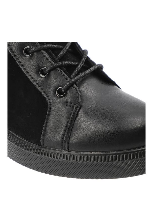 Czarne Botki Filippo Stylowe Obuwie Damskie. Okazja: na co dzień. Zapięcie: sznurówki. Kolor: czarny. Materiał: skóra. Wzór: aplikacja. Obcas: na koturnie. Styl: elegancki. Wysokość obcasa: średni