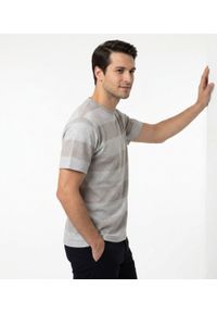 Dzianinowy T-Shirt Męski - Brave Soul - Odcienie Beżu. Okazja: na co dzień. Kolor: beżowy, wielokolorowy, brązowy. Materiał: wiskoza, bawełna, poliester. Wzór: prążki, paski. Sezon: wiosna, lato. Styl: casual #5