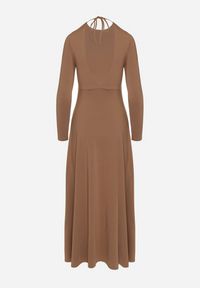 Born2be - Brązowa Rozkloszowana Sukienka z Wiskozą z Odkrytymi Plecami i Wiązaniem Irellisa. Okazja: na co dzień. Kolor: brązowy. Materiał: wiskoza. Styl: elegancki, casual #6