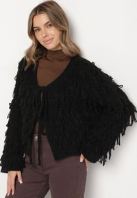 Born2be - Czarny Wiązany Kardigan z Dodatkiem Wełny i Wiskozy Zdobiony Frędzlami Tiravea. Okazja: na co dzień. Typ kołnierza: dekolt w serek. Kolor: czarny. Materiał: wełna, wiskoza. Długość rękawa: długi rękaw. Długość: długie. Wzór: aplikacja. Styl: casual, elegancki #4