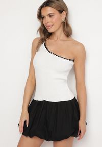 Born2be - Biała Asymetryczna Sukienka o Kroju Bombki z Kontrastującą Lamówką Amoiane. Okazja: na co dzień. Kolor: biały. Materiał: poliester. Typ sukienki: bombki, asymetryczne. Styl: elegancki, casual #1