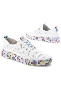 Półbuty damskie Artiker, cholewka ze skóry naturalnej z perforacją zapewniającą przewiewność klasyczne wiązanie lekka podeszwa, białe, 58C0440. Okazja: na co dzień. Kolor: biały. Materiał: skóra. Szerokość cholewki: normalna. Wzór: kolorowy #6