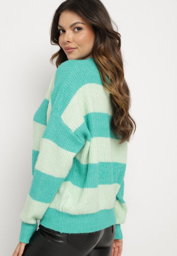Born2be - Zielony Sweter w Pasy z Wełną Zakończony Ściągaczem Tiaelle. Okazja: na spotkanie biznesowe, na co dzień. Kolor: zielony. Materiał: wełna. Styl: biznesowy, klasyczny, casual