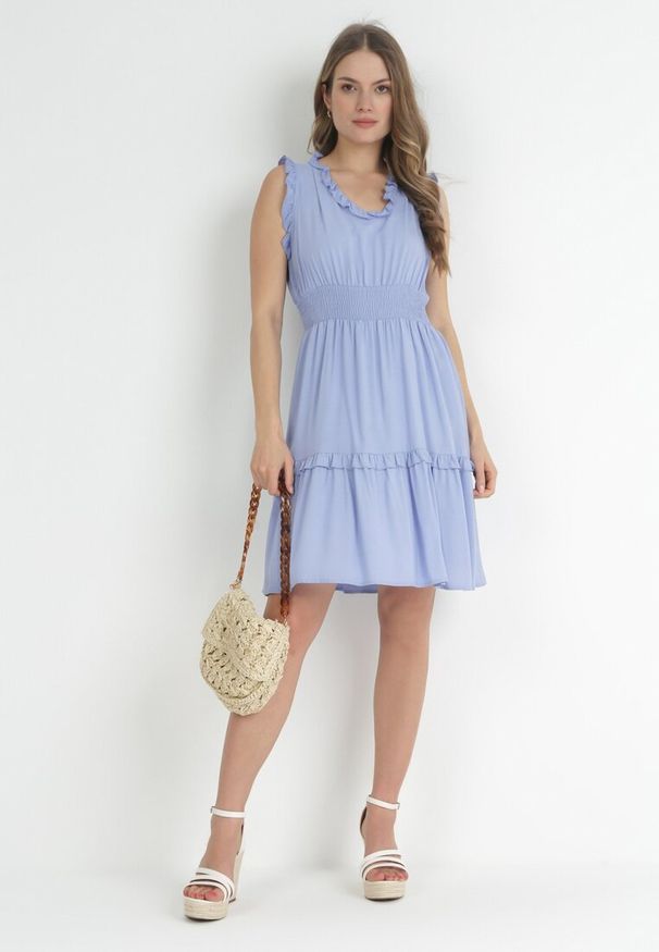 Born2be - Niebieska Sukienka z Falbankami i Marszczoną Gumką w Pasie z Wiskozy Falirina. Typ kołnierza: kołnierz z falbankami. Kolor: niebieski. Materiał: wiskoza. Wzór: aplikacja