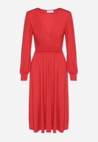 Born2be - Czerwona Rozkloszowana Sukienka z Wiskozą o Kopertowym Kroju Selwenna. Okazja: na co dzień. Typ kołnierza: dekolt w kształcie V. Kolor: czerwony. Materiał: wiskoza. Typ sukienki: kopertowe. Styl: casual #7