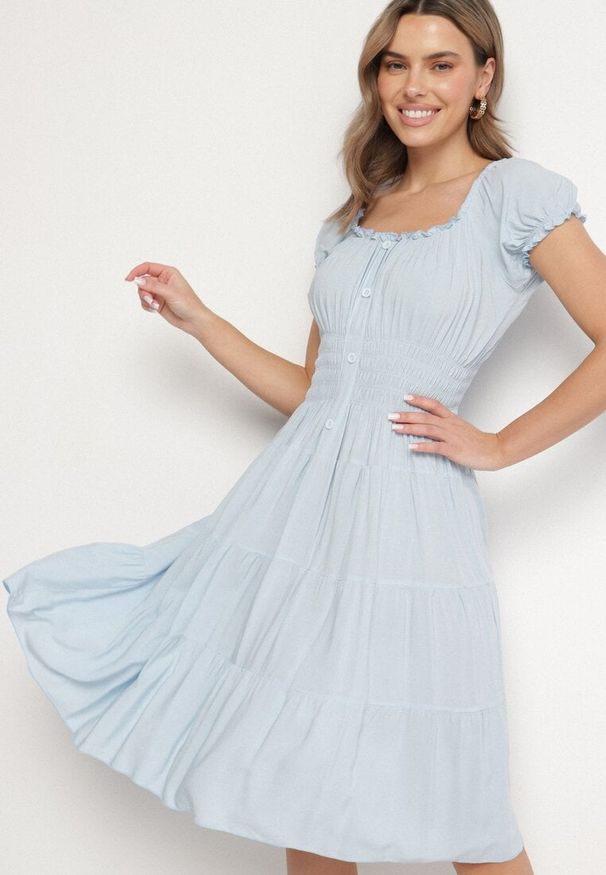 Born2be - Jasnoniebieska Bawełniana Rozkloszowana Sukienka z Guzikami i Bufiastymi Rękawami Annivi. Okazja: na co dzień. Kolor: niebieski. Materiał: bawełna. Styl: klasyczny, casual, elegancki