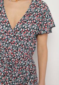 Born2be - Czarno-Zielona Bawełniana Sukienka z Gumką w Talii i Asymetrycznym Dołem Orrizae. Okazja: na co dzień. Typ kołnierza: dekolt kopertowy, kołnierz z falbankami. Kolor: czarny. Materiał: bawełna. Długość rękawa: krótki rękaw. Sezon: wiosna, lato. Typ sukienki: asymetryczne. Styl: elegancki, casual #6