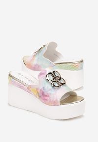 Renee - Białe Klapki na Koturnie z Ozdobną Klamrą i Skórzaną Wkładką Mellins. Kolor: biały. Materiał: skóra. Obcas: na koturnie #4