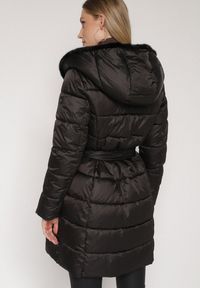 Born2be - Czarna Długa Kurtka Ozdobiona Pikowaniem z Nieodpinanym Kapturem i Paskiem Lidaveia. Okazja: na co dzień. Kolor: czarny. Materiał: jeans. Długość: długie. Wzór: aplikacja. Styl: klasyczny, casual, elegancki #4