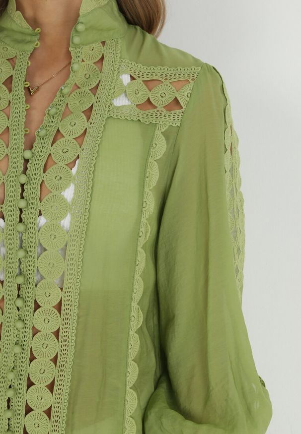 Born2be - Zielona Pudełkowa Tunika z Koronką i Długim Rękawem Ahrar. Typ kołnierza: kołnierzyk stójkowy. Kolor: zielony. Materiał: koronka. Długość rękawa: długi rękaw. Długość: długie. Wzór: koronka