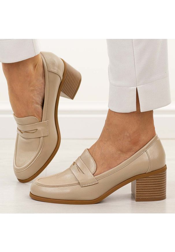 Beżowe mokasyny damskie na obcasie M.Daszyński 2201D-3. Okazja: na spotkanie biznesowe, do pracy. Nosek buta: okrągły. Zapięcie: bez zapięcia. Kolor: beżowy. Szerokość cholewki: normalna. Materiał: skóra. Sezon: wiosna, jesień, lato. Obcas: na obcasie. Styl: biznesowy, elegancki, klasyczny. Wysokość obcasa: średni