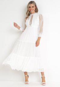 Born2be - Biała Rozkloszowana Sukienka z Ozdobnymi Tiulowymi Wstawkami Revisa. Typ kołnierza: kołnierz z falbankami. Kolor: biały. Materiał: tiul. Wzór: aplikacja. Długość: maxi #1