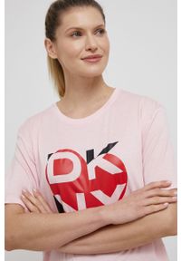 DKNY - Dkny koszula nocna damska kolor różowy. Kolor: różowy. Materiał: dzianina. Długość: krótkie. Wzór: nadruk